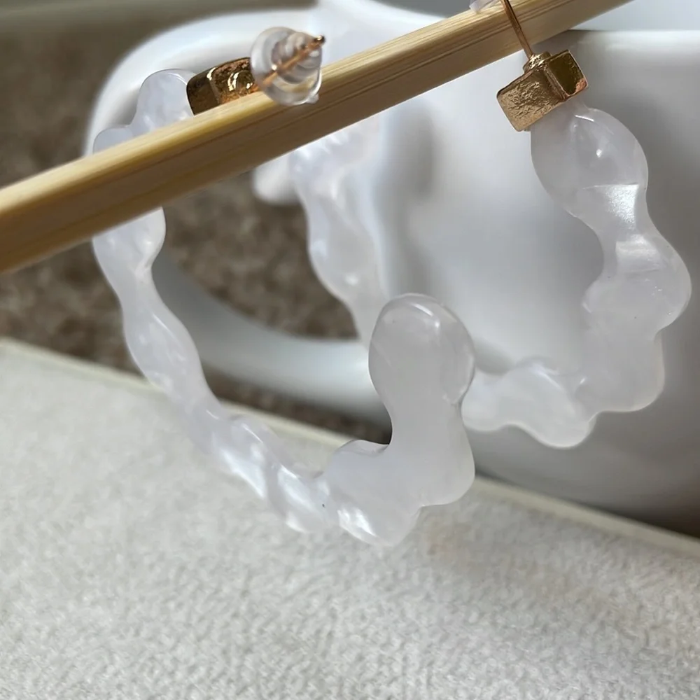 Squiggle white marble hoops